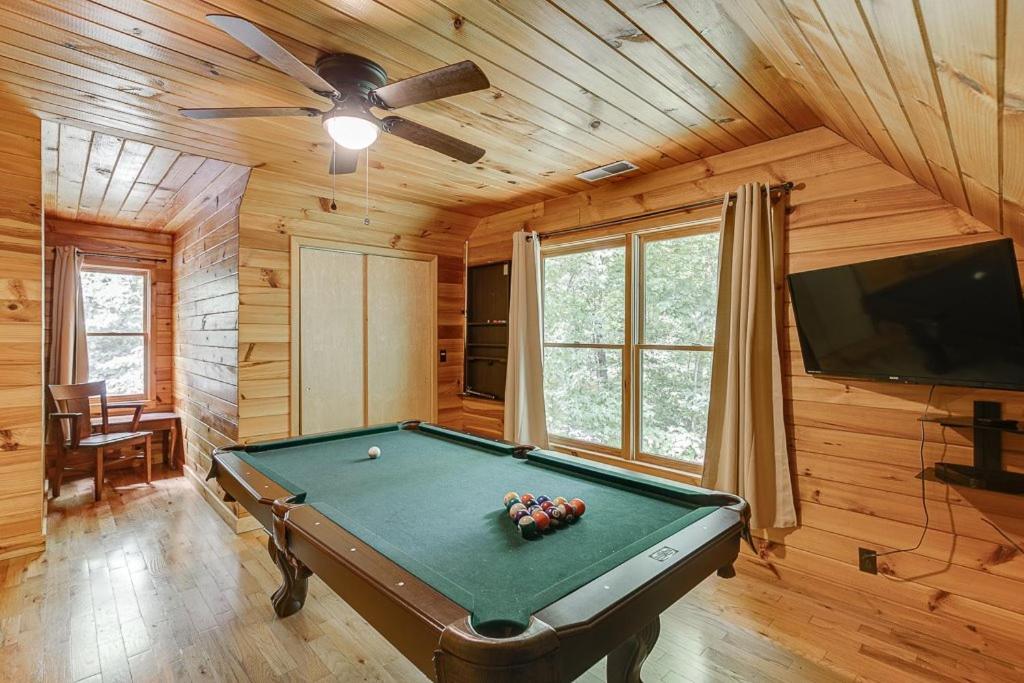 Cabin with Jacuzzi & Hydrotherapy SpaNear Helen - Housity