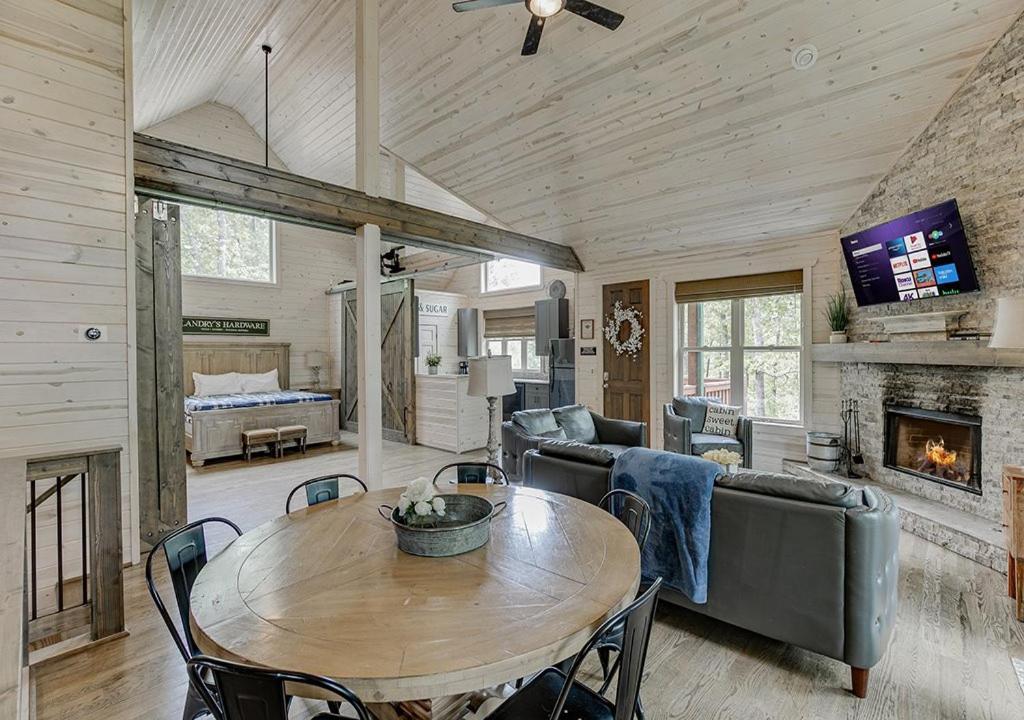 Spacious Cabin w Hot Tub Near Helen, GA - Housity