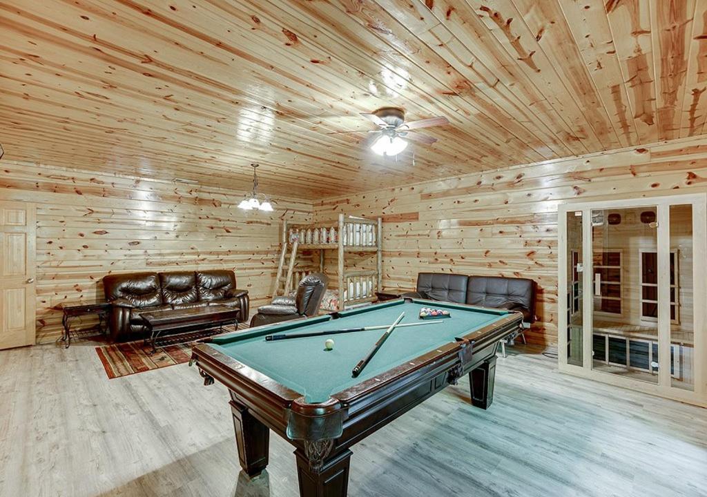 Amazing 4 Bed Family Cabin w Game Room - Housity