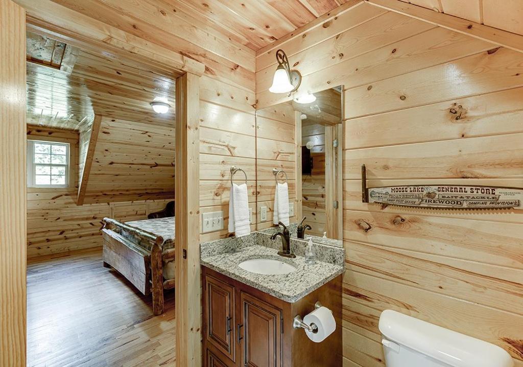 Amazing 4 Bed Family Cabin w Game Room - Housity