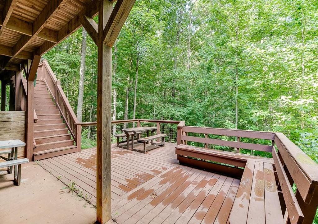 Amazing 4 Bed Family Cabin w Game Room - Housity