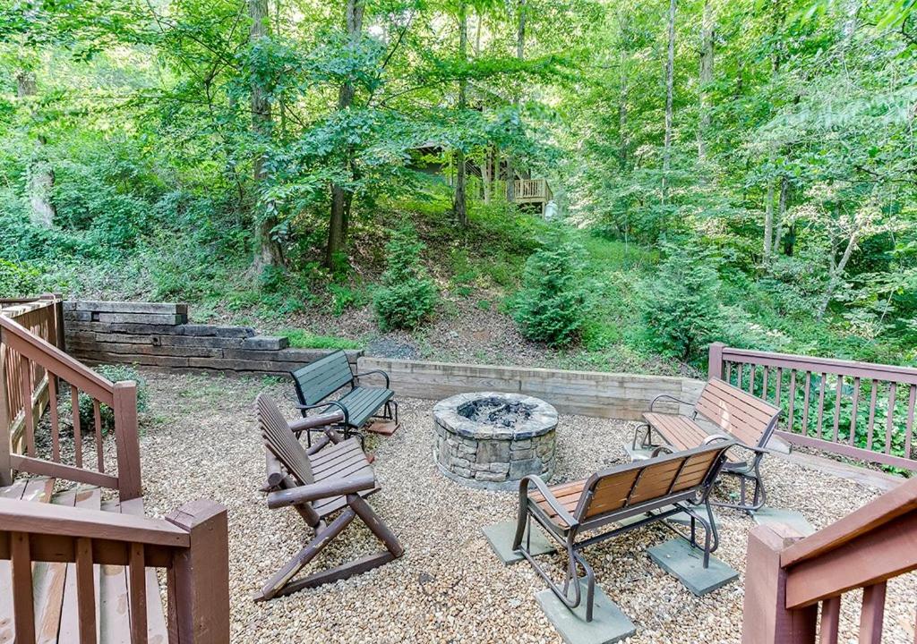 Amazing 4 Bed Family Cabin w Game Room - Housity