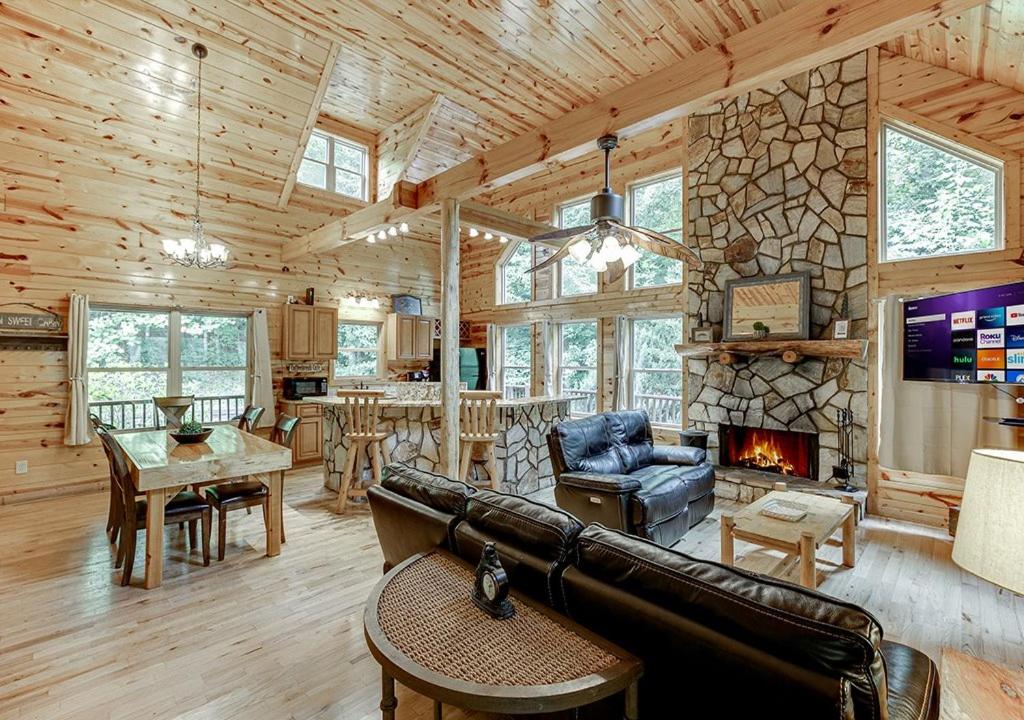 Private Luxury Cabin w Pool Table and Firepit - Housity