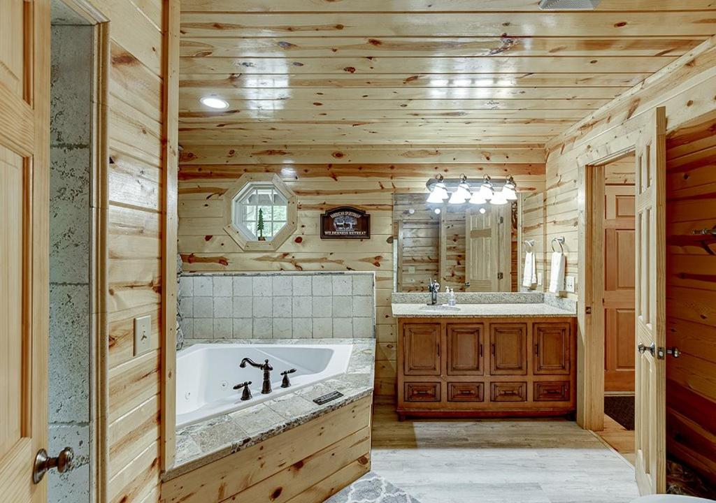 Private Luxury Cabin w Pool Table and Firepit - Housity