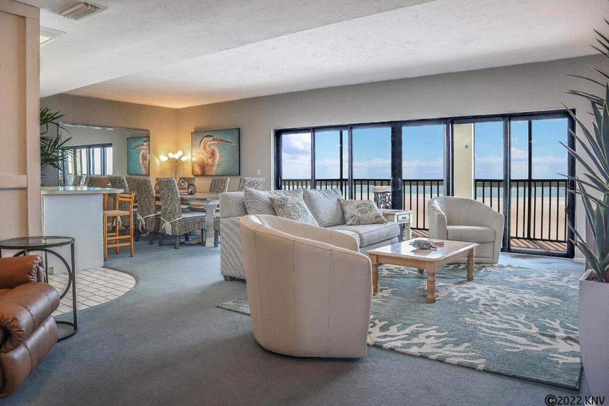 Carlos Pointe PH6 condo - Housity