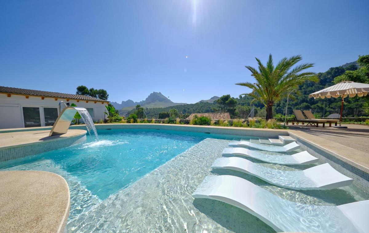una piscina con una fuente de agua y escaleras en La Moraleja The Quiet Hotel - Adults Only, en Cala de Sant Vicent