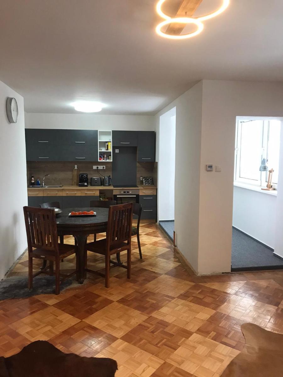 Doma na Peci - Housity