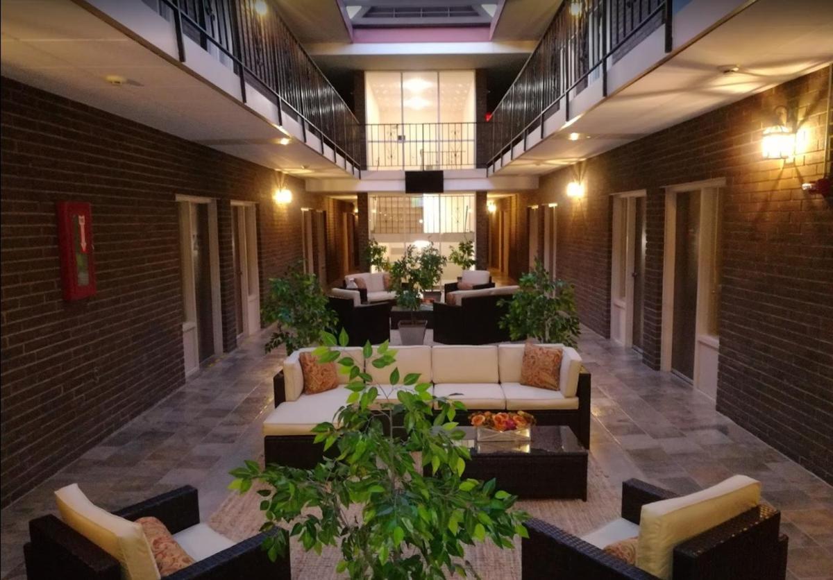 The Stables Inn & Suites - Housity