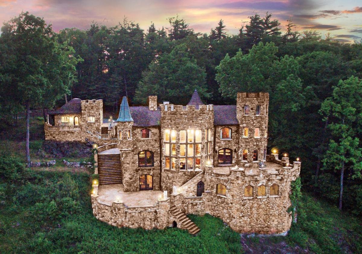 HIGHLANDS CASTLE overlooking Lake George plus 2 other CASTLES & SUITES - Housity