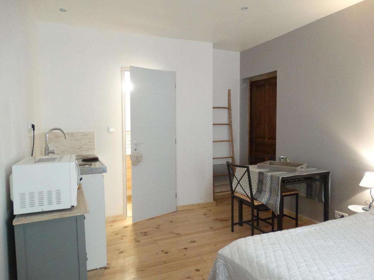 Chambres d'hôtes indépendantes au rez-de-chaussée d'une maison provençale dont une avec cour intérieure - Housity