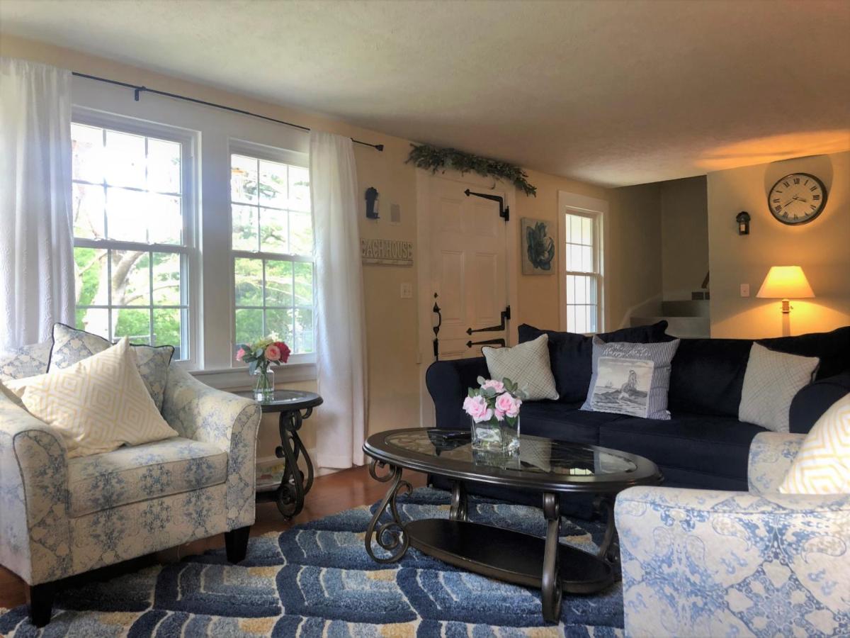 Storybook Cottage -Q202 Home few steps from Perkins Cove and Marginal Way - Housity