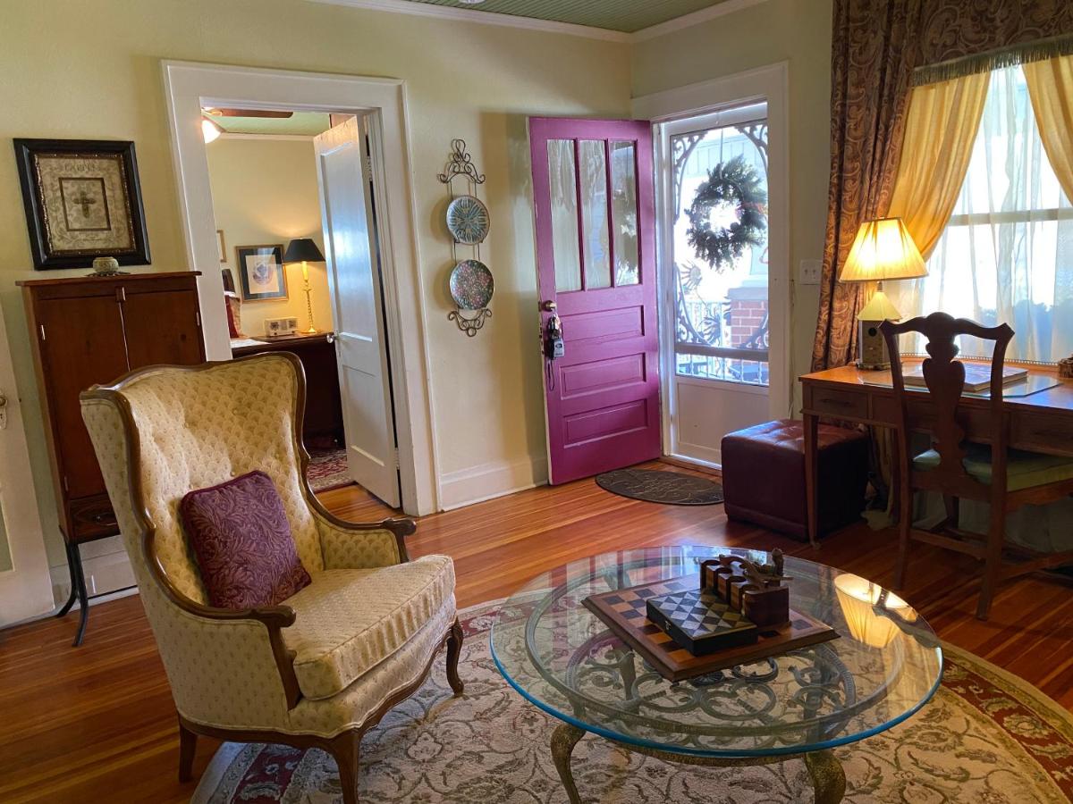 The Violet House Lovely Vintage Cottage - Housity