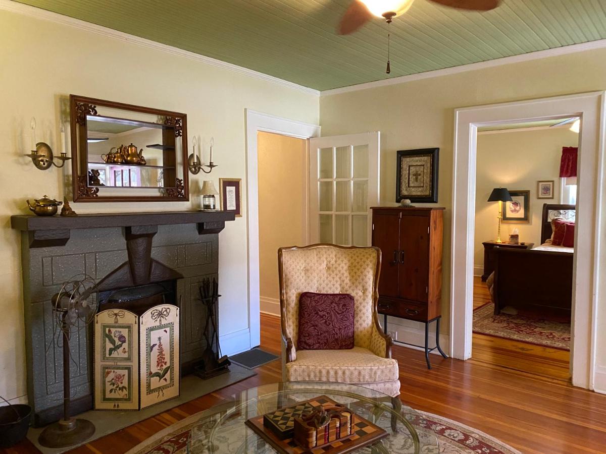 The Violet House Lovely Vintage Cottage - Housity