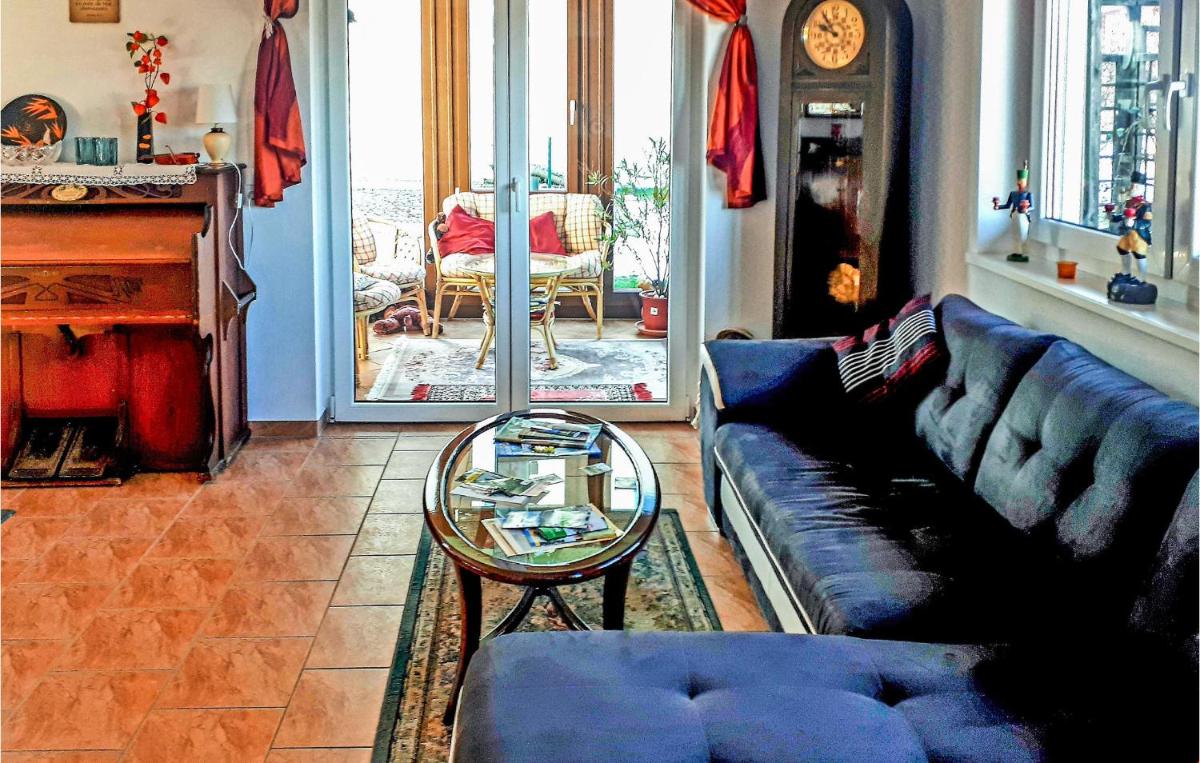 2 Bedroom Stunning Home In Brünlos - Housity