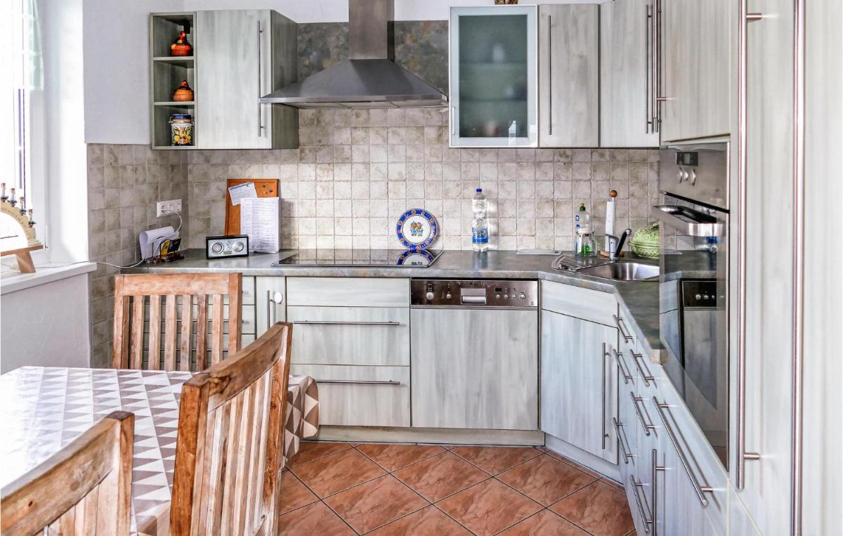 2 Bedroom Stunning Home In Brünlos - Housity