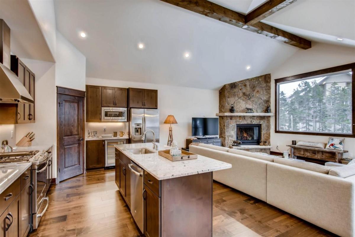 Spacious 3 Bedroom Townhome In River Run Village Within Walking Distance To Gondola And Restaurants - Housity