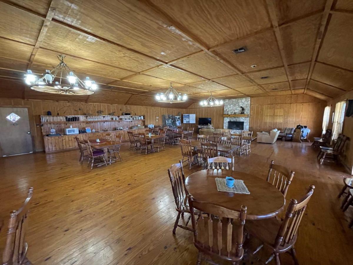 West 1077 Guest Ranch - Red Bud Room 11 - Housity