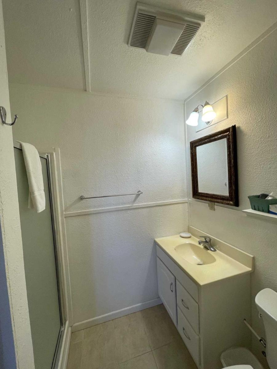 West 1077 Guest Ranch - Red Bud Room 11 - Housity