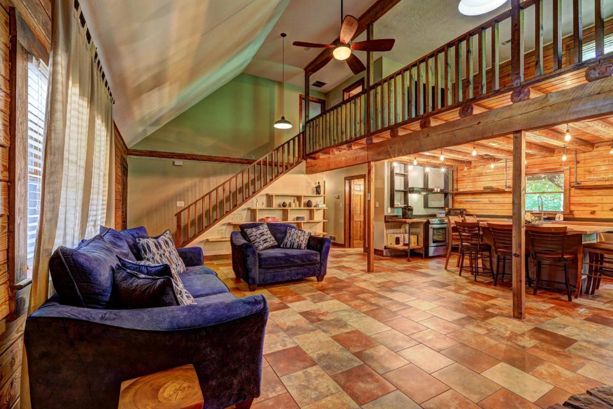 Spacious Cabin with hot tub, game room, WIFI near Atlanta airport - Housity