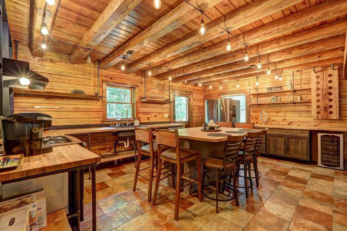 Spacious Cabin with hot tub, game room, WIFI near Atlanta airport - Housity