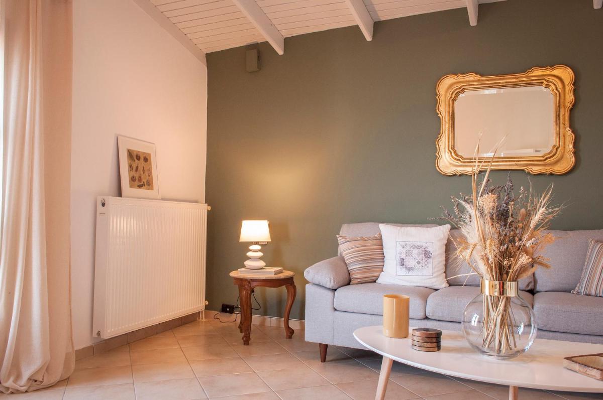 Suitetrails - Adorable Country House with sea & church view!