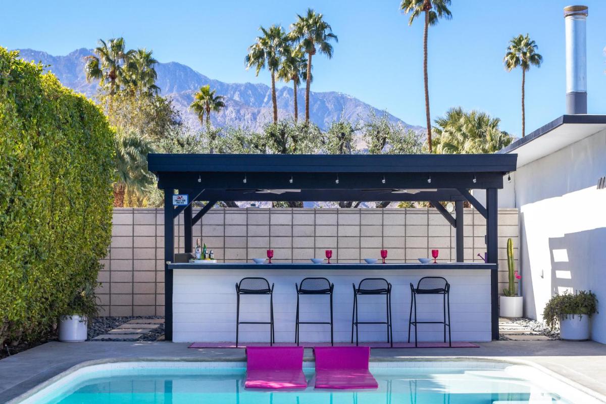 Pink Door Guest House - Housity