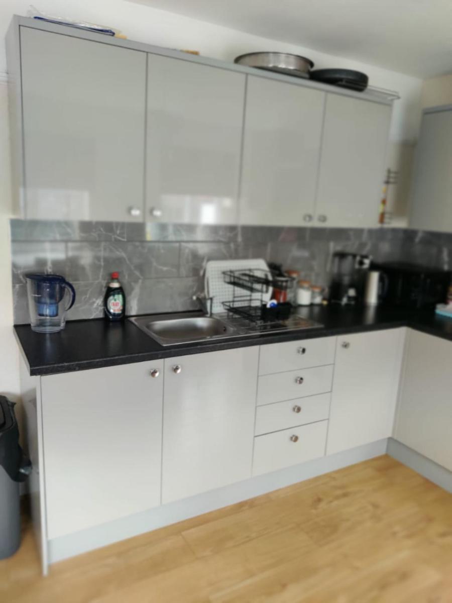 Cheerful 3 Bedroom house just across tube station - Housity