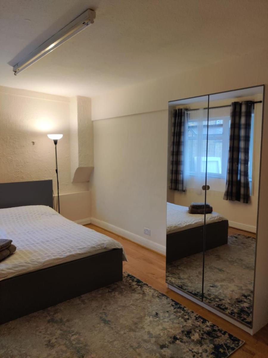 Cheerful 3 Bedroom house just across tube station - Housity
