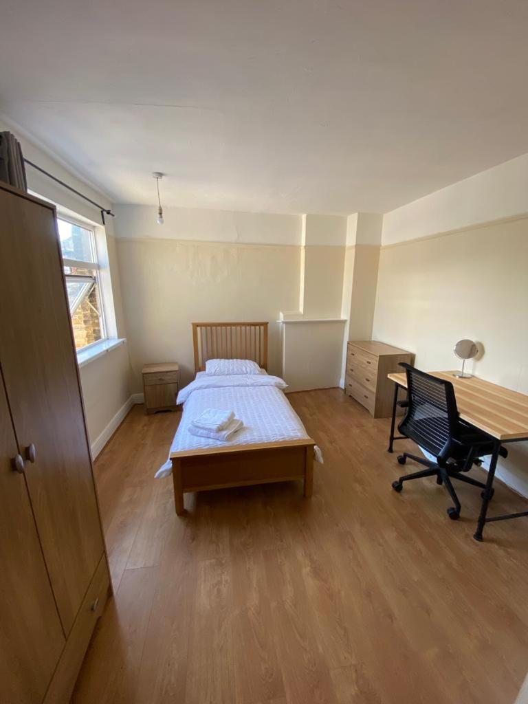 Cheerful 3 Bedroom house just across tube station - Housity