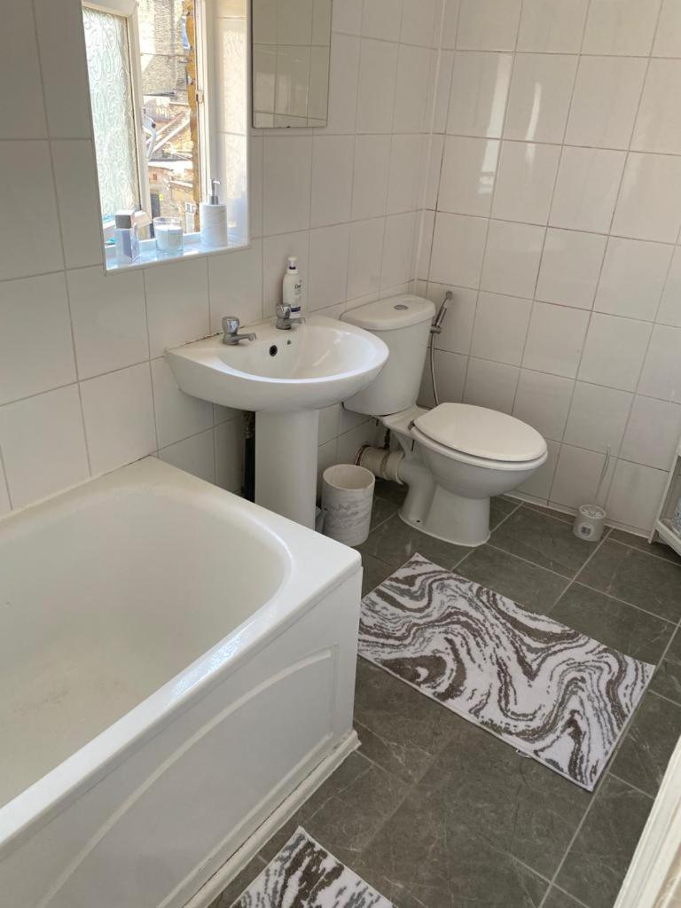 Cheerful 3 Bedroom house just across tube station - Housity