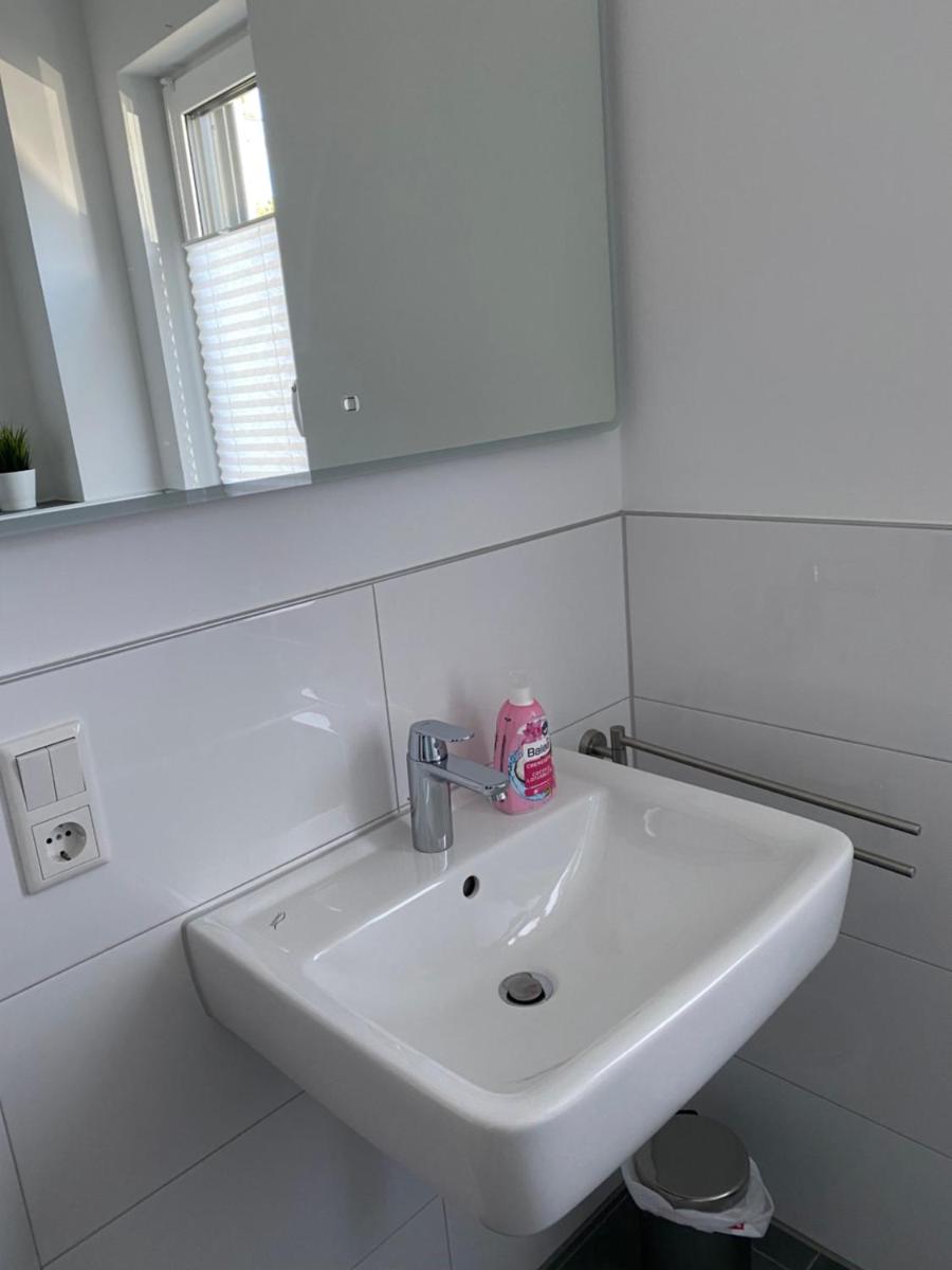 Messezimmer nahe der Düsseldorfer Messe mit eigenem Eingang und gratis Minibar - Housity