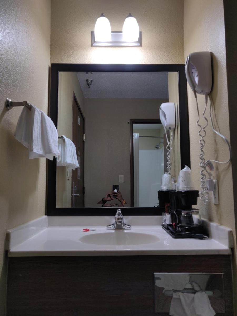 Super 8 by Wyndham DeKalb IL - Housity