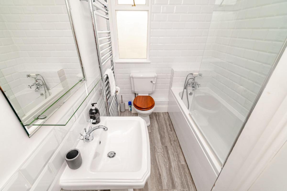 8 Kents Bank House - Housity