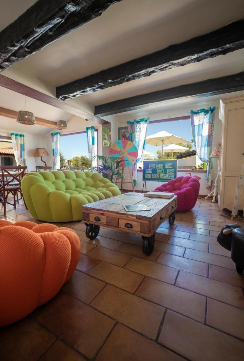 Coin salon dans l'établissement Hôtel La Palunette