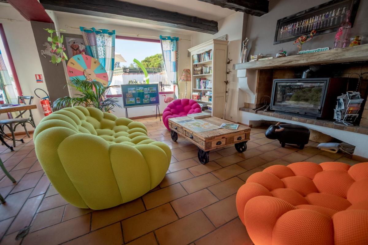 Coin salon dans l'établissement Hôtel La Palunette