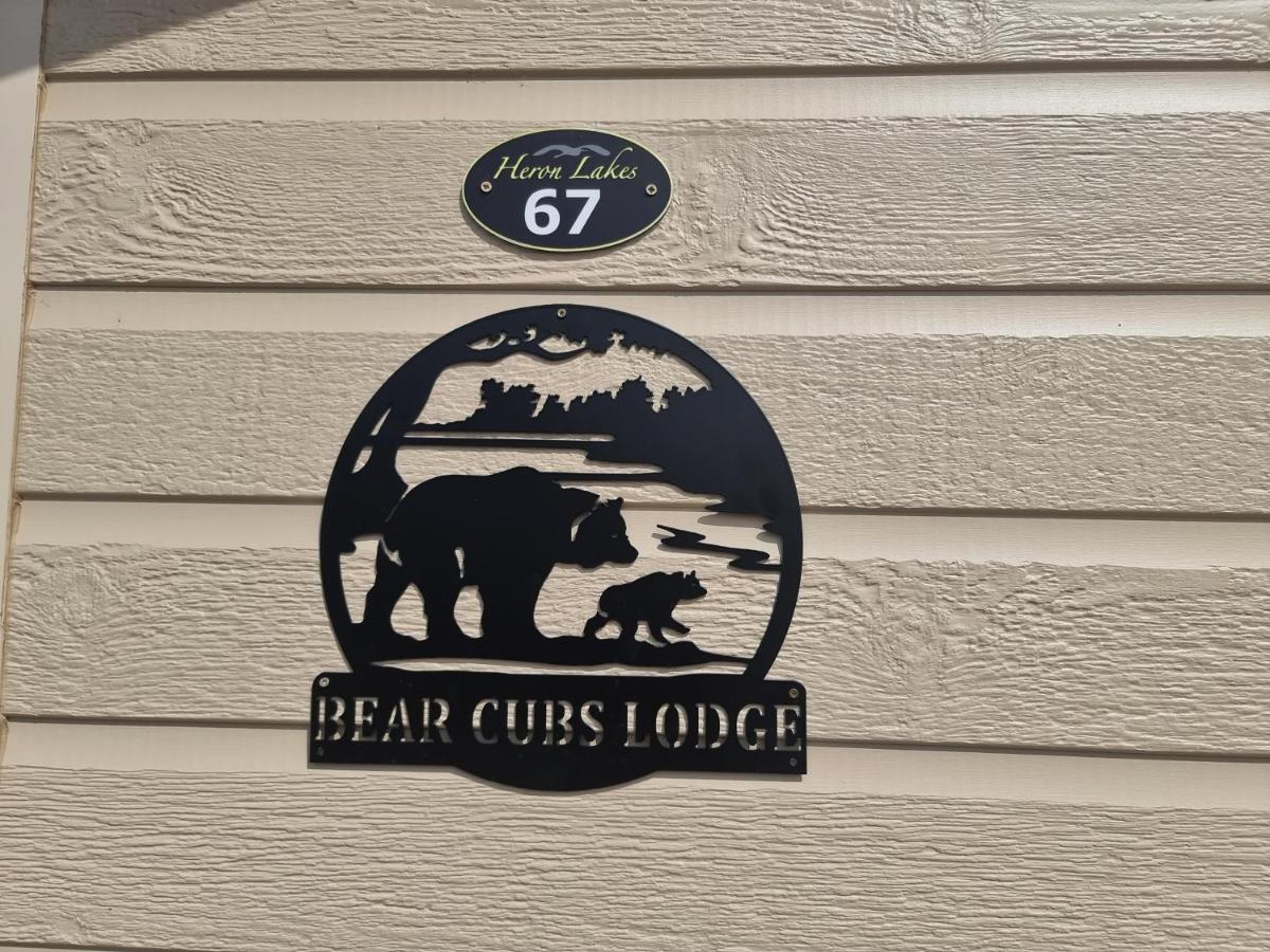 Remarkable 2-Bed Luxury Lodge in Routh with hottub - Housity