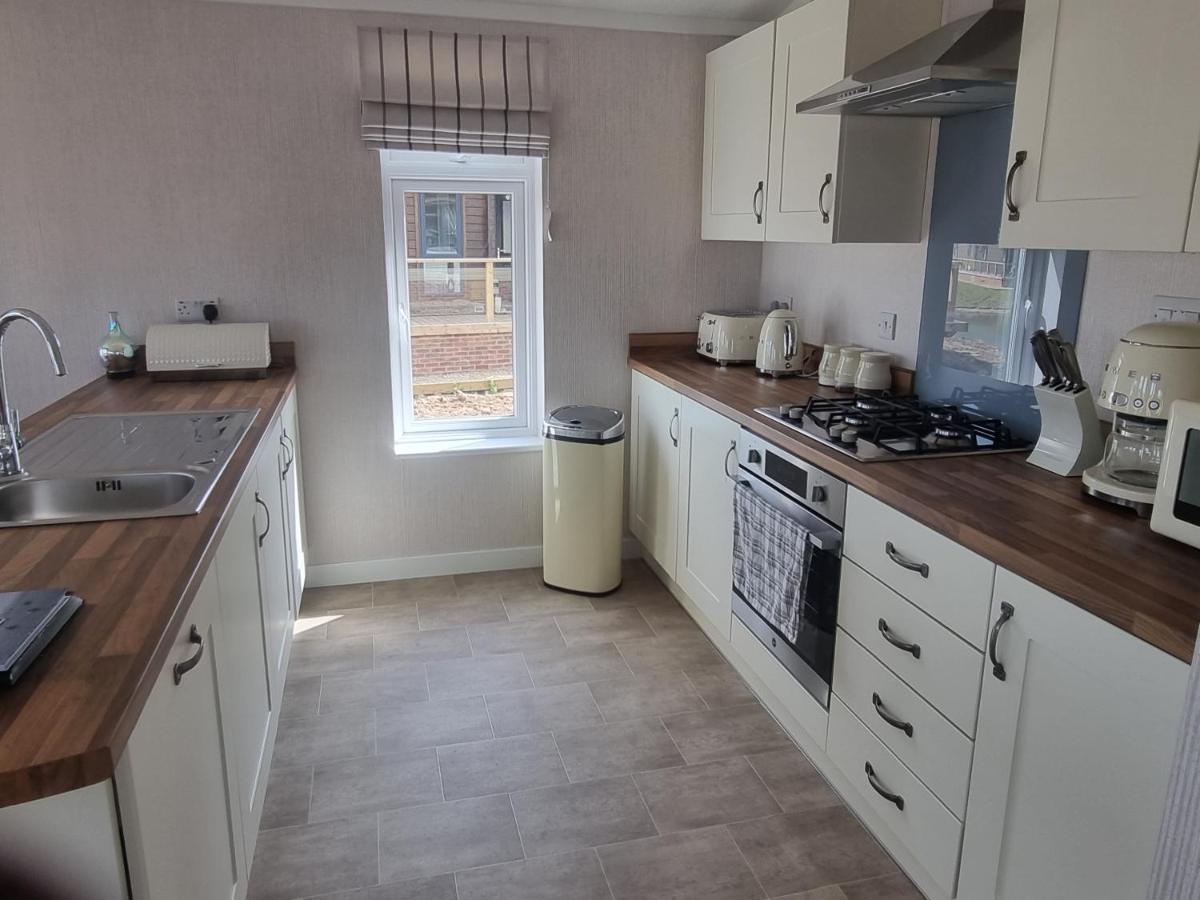 Remarkable 2-Bed Luxury Lodge in Routh with hottub - Housity