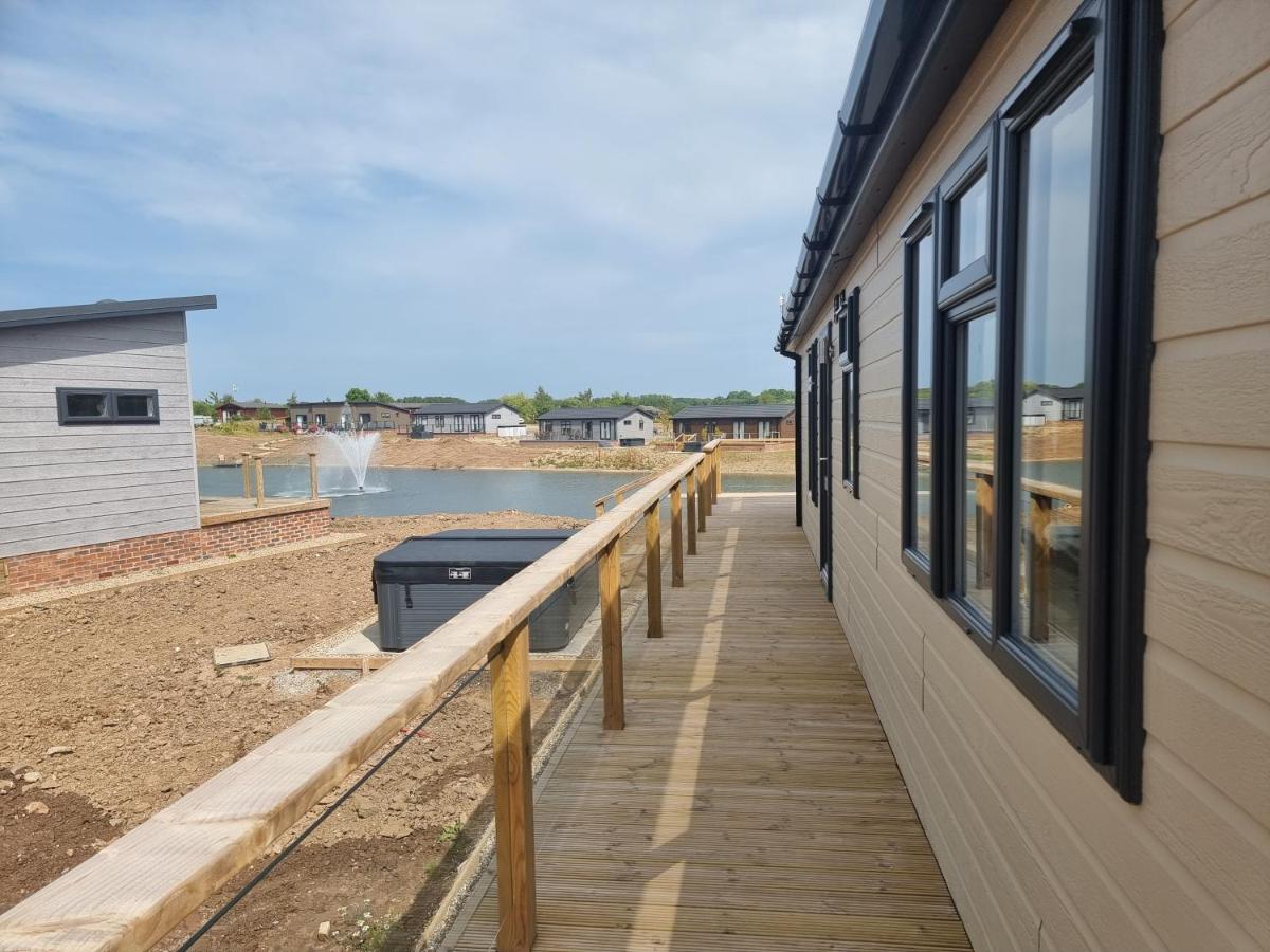 Remarkable 2-Bed Luxury Lodge in Routh with hottub - Housity