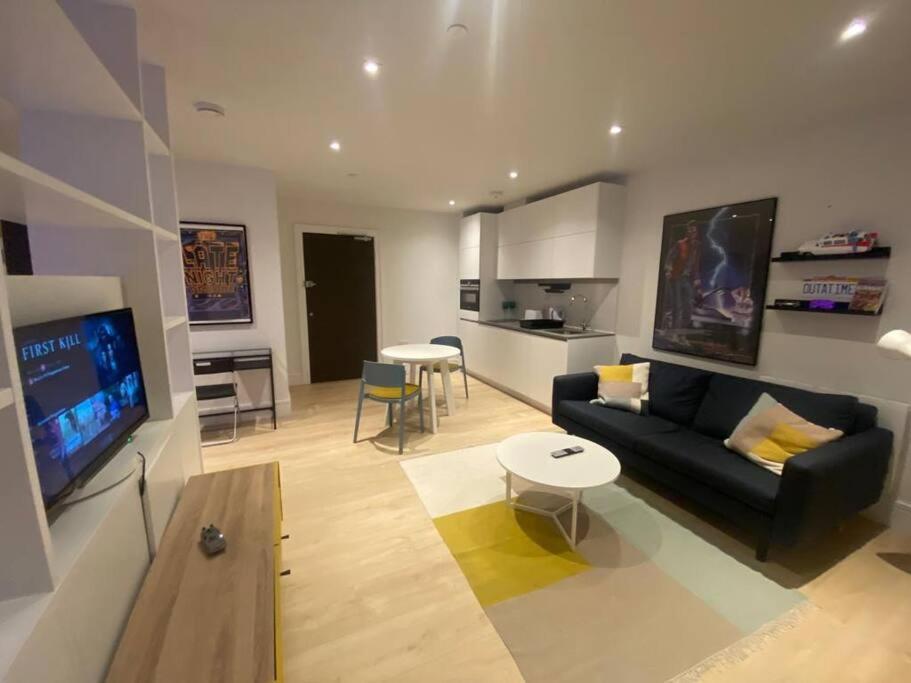 80s RETRO 1Bed Studio Apartment Private Gym & Cinema Central Wembley Park London Free Netflix & WIFI Perfect for Solo & Coupled Guests - Housity