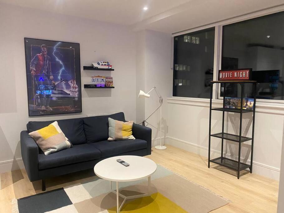 80s RETRO 1Bed Studio Apartment Private Gym & Cinema Central Wembley Park London Free Netflix & WIFI Perfect for Solo & Coupled Guests - Housity