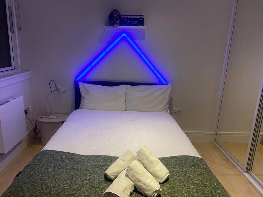 80s RETRO 1Bed Studio Apartment Private Gym & Cinema Central Wembley Park London Free Netflix & WIFI Perfect for Solo & Coupled Guests - Housity