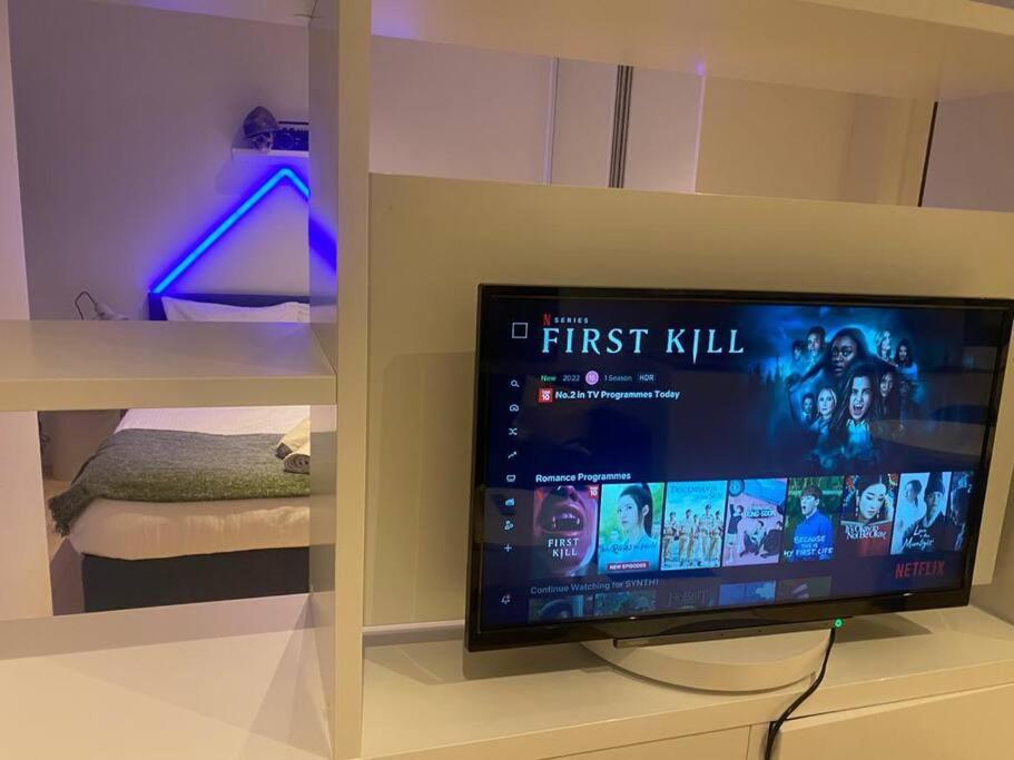 80s RETRO 1Bed Studio Apartment Private Gym & Cinema Central Wembley Park London Free Netflix & WIFI Perfect for Solo & Coupled Guests - Housity