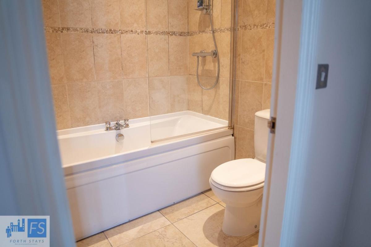 2 Bedrooms with 4 beds - sleeps 6 - Housity