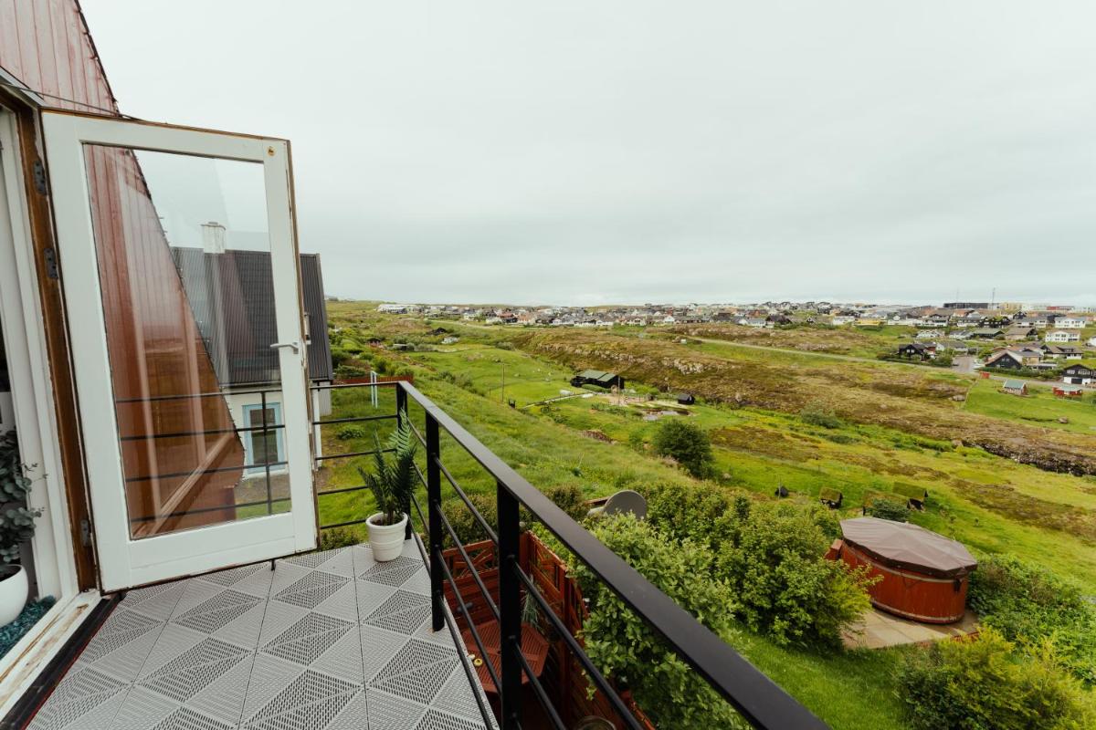 Great 3 BR Loft Apt / Views / Free Parking - Housity