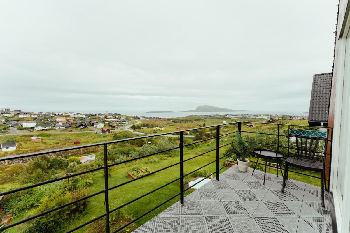 Great 3 BR Loft Apt / Views / Free Parking - Housity