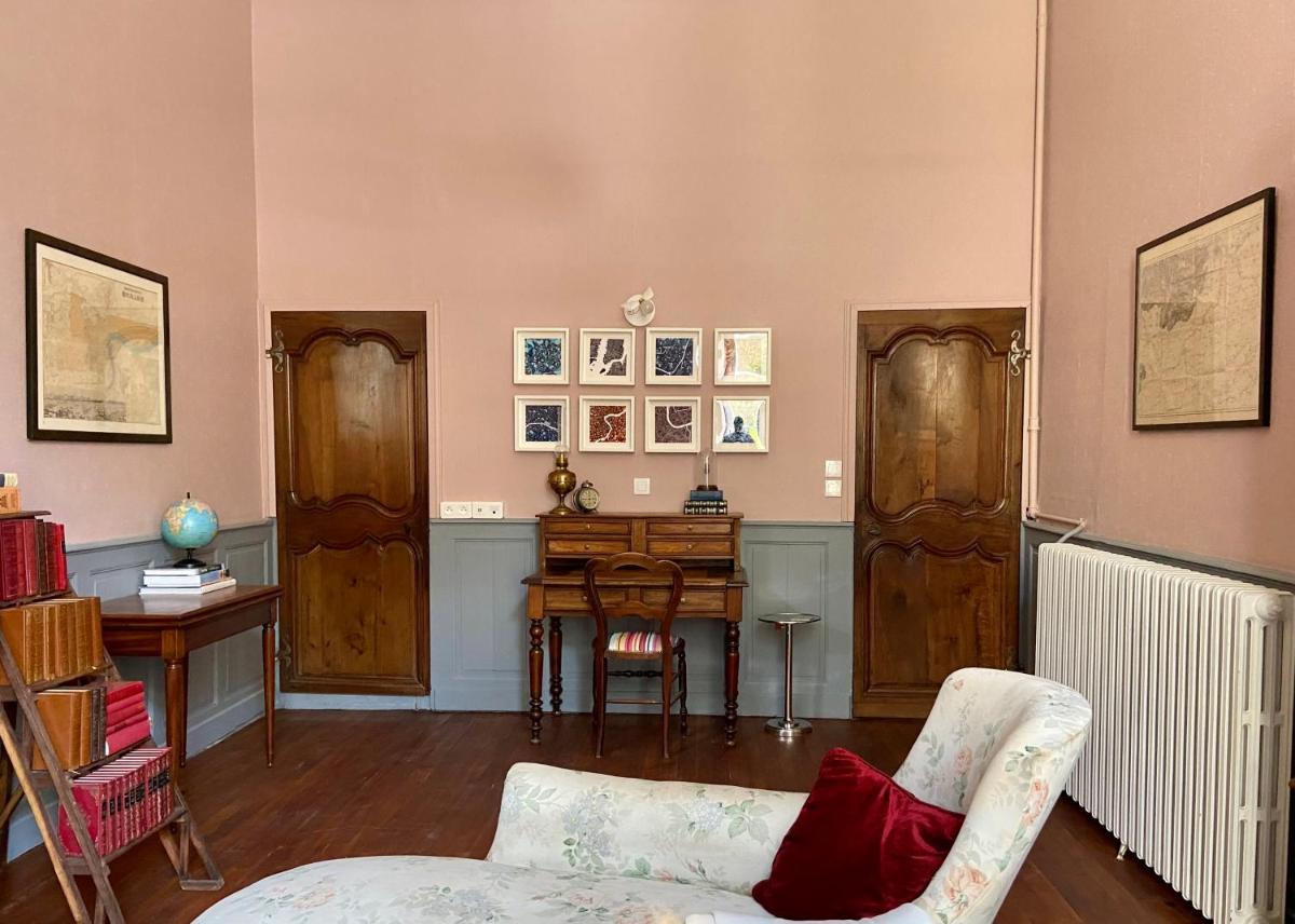 'French Country House in Town' with private garden, pool and cinema room - Housity