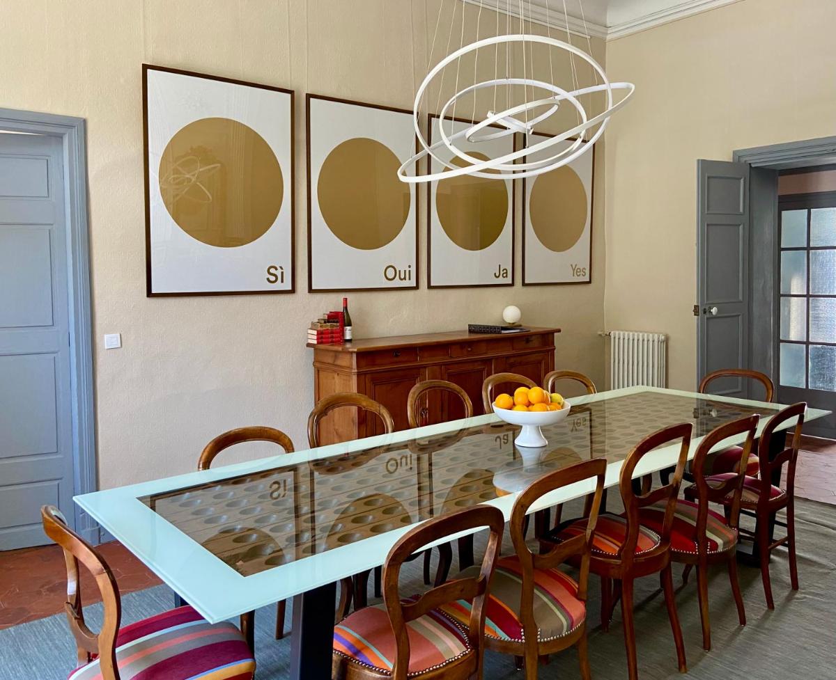 'French Country House in Town' with private garden, pool and cinema room - Housity