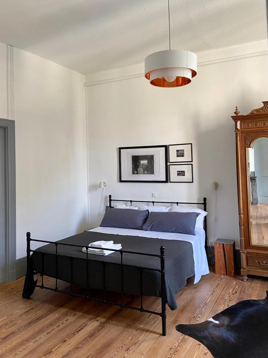 'French Country House in Town' with private garden, pool and cinema room - Housity