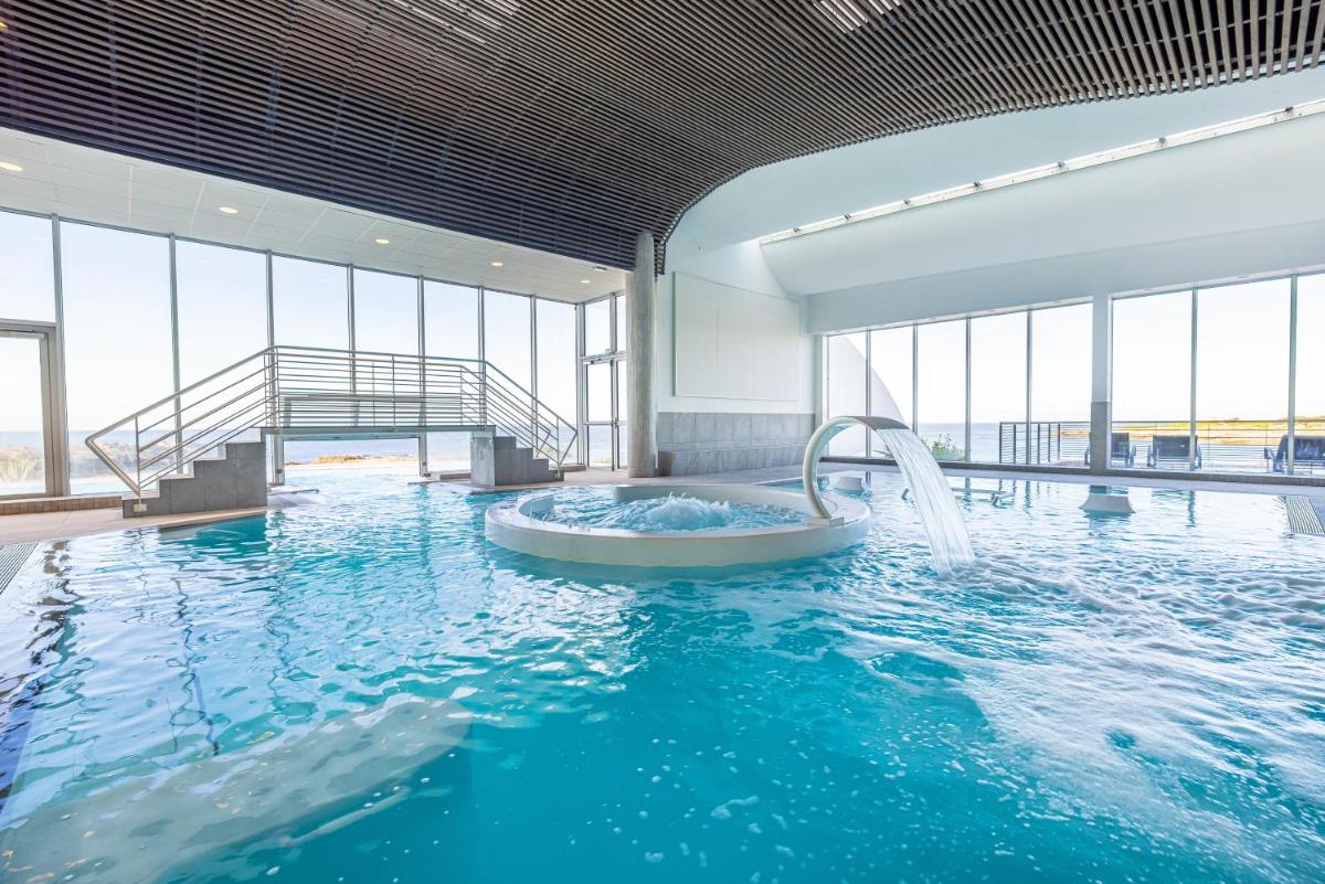 Piscine de l'établissement Sofitel Quiberon Thalassa sea & spa ou située à proximité