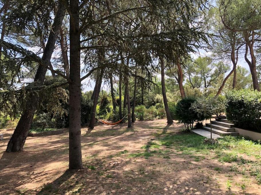 Suitetrails - Villa Bois Romay dans le Luberon avec piscine, tennis et pétanque.